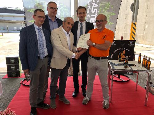 il governatore Fvg, Massimiliano Fedriga (secondo da dx), con l'assessore regionale alle Risorse agricole, Stefano Zannier (primo da sx), e il consigliere regionale Mauro Bordin (secondo da sx) alla firma dell'accordo tra rete Asprom e Birra Castello, rappresentati rispettivamente dal presidente Alido Gigante (primo da dx) e dal dg Walter Lombardi (al centro)